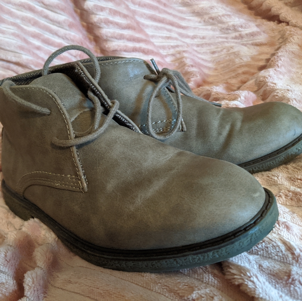 Boy's shoes